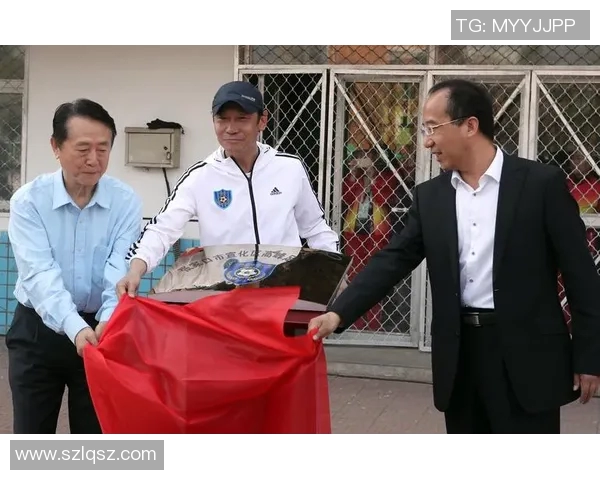 足球明星高峰携手众多艺人参与精彩综艺节目展现多才多艺的魅力与风采